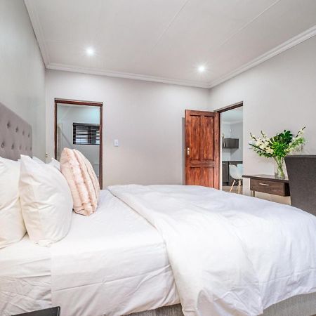Hurlingham House Guest House โจฮันเนสเบิร์ก ภายนอก รูปภาพ