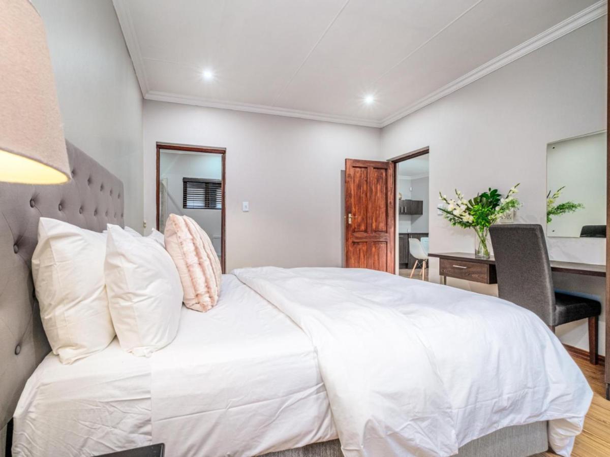 Hurlingham House Guest House โจฮันเนสเบิร์ก ภายนอก รูปภาพ