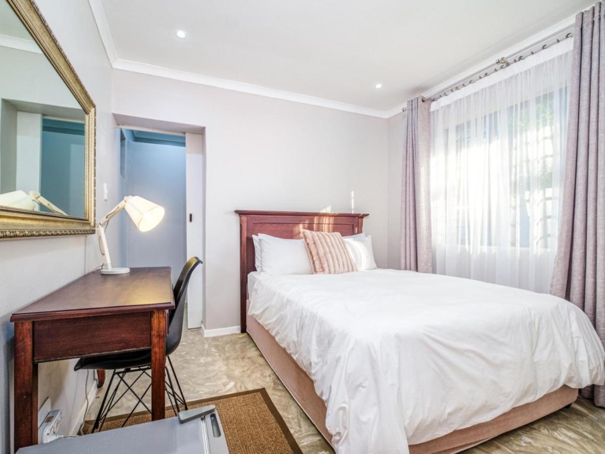 Hurlingham House Guest House โจฮันเนสเบิร์ก ภายนอก รูปภาพ