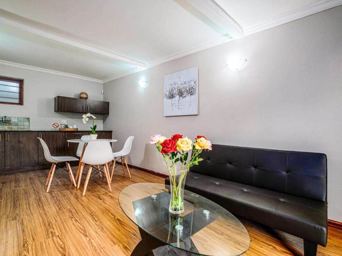 Hurlingham House Guest House โจฮันเนสเบิร์ก ภายนอก รูปภาพ