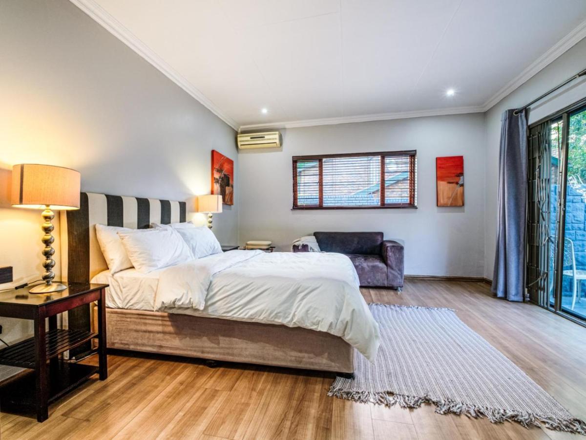 Hurlingham House Guest House โจฮันเนสเบิร์ก ภายนอก รูปภาพ